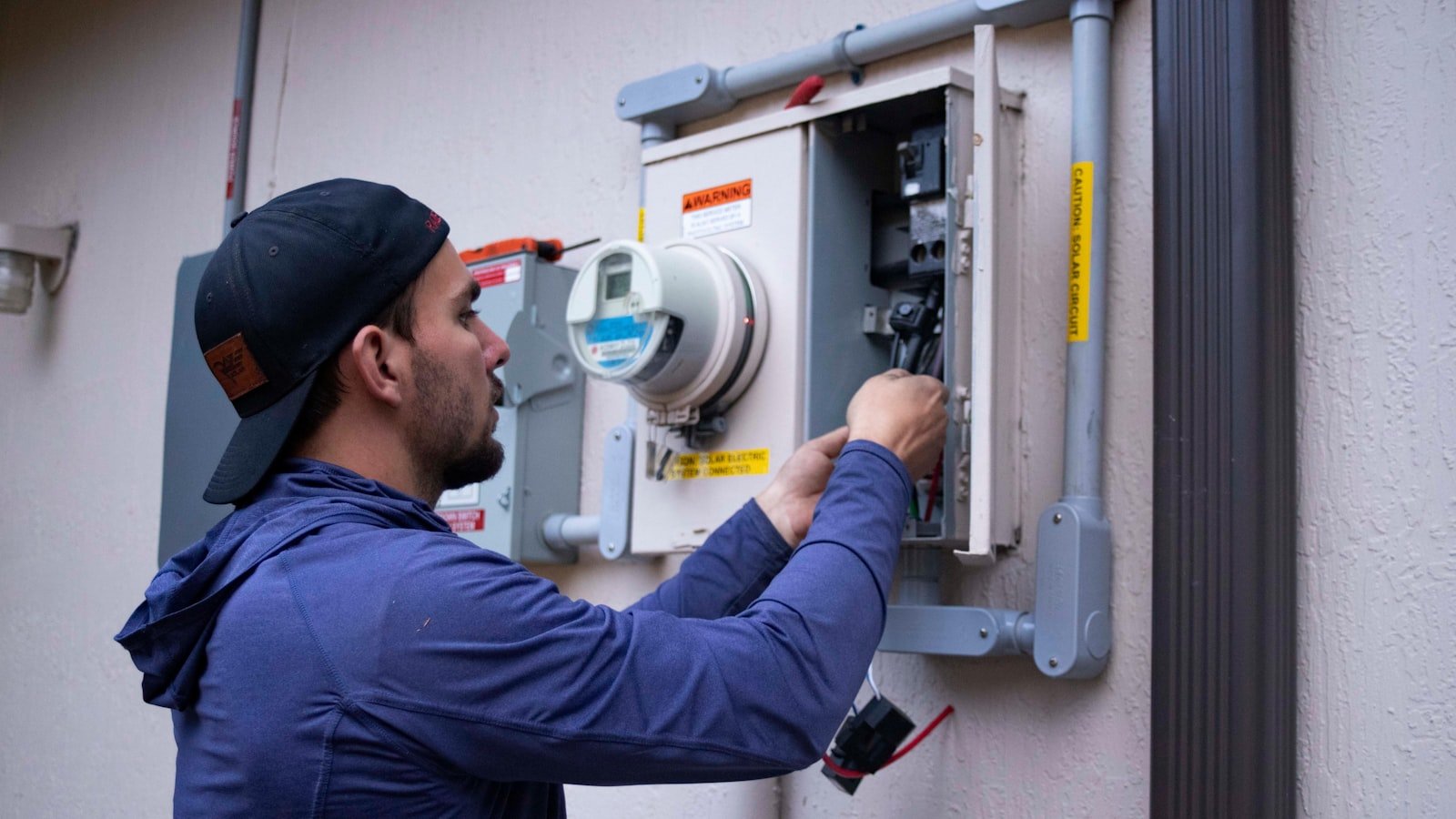 Electrician using machine 2 in Maryculter