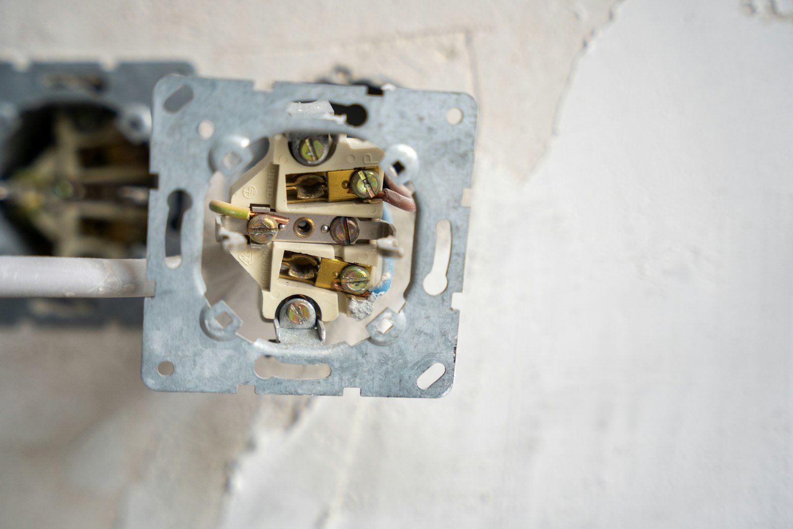Wall socket internal wiring terminals in Peterculter